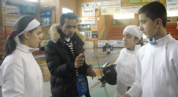 Il tecnico Rajput parla con gli allievi
