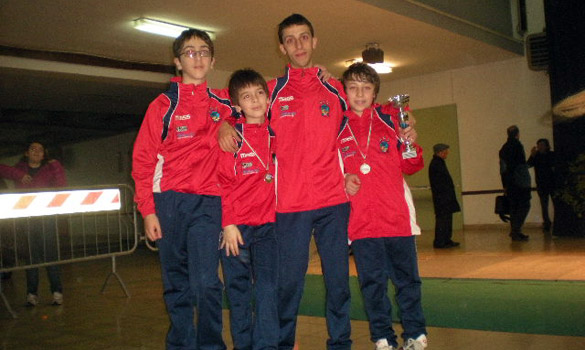 Gli atleti del Club Scherma Cosenza con l'istruttore Paolo Bruno